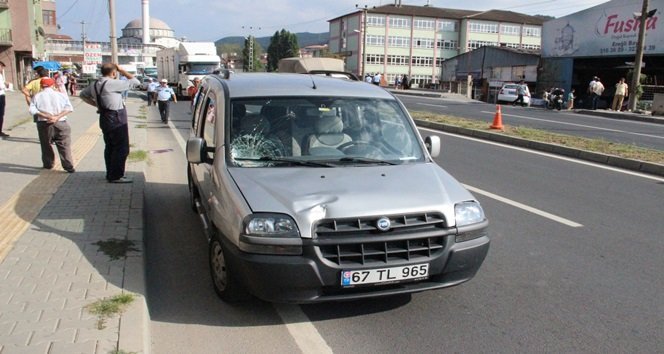 ZONGULDAK’IN EREĞLİ İLÇESİNDE EVİNE GİTMEK İÇİN YOLUN KARŞISINA GEÇMEK İSTEYEN YAŞLI ADAM, BİR OTOMOBİLİN ÇARPMASI SONUCU HAYATINI KAYBETTİ. (VEDAT KILIÇ/ZONGULDAK-İHA)