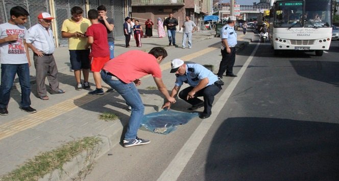 ZONGULDAK’IN EREĞLİ İLÇESİNDE EVİNE GİTMEK İÇİN YOLUN KARŞISINA GEÇMEK İSTEYEN YAŞLI ADAM, BİR OTOMOBİLİN ÇARPMASI SONUCU HAYATINI KAYBETTİ. (VEDAT KILIÇ/ZONGULDAK-İHA)