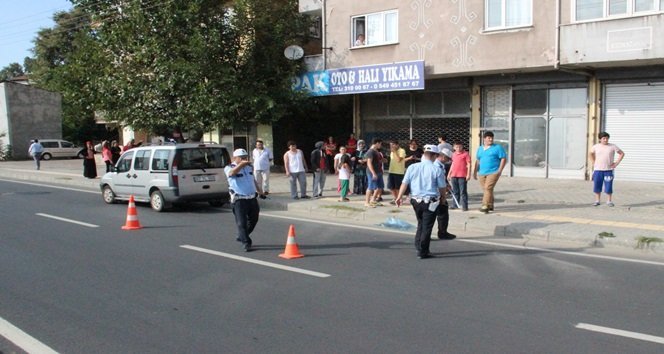 ZONGULDAK’IN EREĞLİ İLÇESİNDE EVİNE GİTMEK İÇİN YOLUN KARŞISINA GEÇMEK İSTEYEN YAŞLI ADAM, BİR OTOMOBİLİN ÇARPMASI SONUCU HAYATINI KAYBETTİ. (VEDAT KILIÇ/ZONGULDAK-İHA)