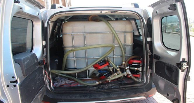 KARABÜK’TE AKARYAKIT HIRSIZLIĞI YAPTIĞI İDDİASI İLE YAKALANAN 4 KİŞİ ADLİYEYE SEVK EDİLDİ. ADLİYE ÖNÜNDE BABALARINI BEKLEYEN ÇOCUKLARIN, ELLERİ KELEPÇELİ BABALARINA SARILARAK AĞLADIKLARI GÖRÜLDÜ. (YASİN ERDEM/KARABÜK-İHA)