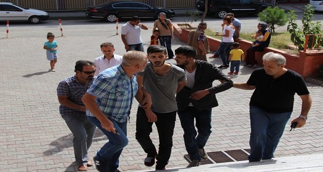 KARABÜK’TE AKARYAKIT HIRSIZLIĞI YAPTIĞI İDDİASI İLE YAKALANAN 4 KİŞİ ADLİYEYE SEVK EDİLDİ. ADLİYE ÖNÜNDE BABALARINI BEKLEYEN ÇOCUKLARIN, ELLERİ KELEPÇELİ BABALARINA SARILARAK AĞLADIKLARI GÖRÜLDÜ. (YASİN ERDEM/KARABÜK-İHA)