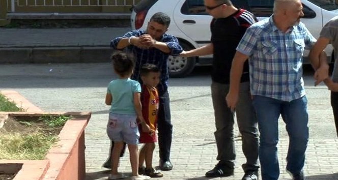 KARABÜK’TE AKARYAKIT HIRSIZLIĞI YAPTIĞI İDDİASI İLE YAKALANAN 4 KİŞİ ADLİYEYE SEVK EDİLDİ. ADLİYE ÖNÜNDE BABALARINI BEKLEYEN ÇOCUKLARIN, ELLERİ KELEPÇELİ BABALARINA SARILARAK AĞLADIKLARI GÖRÜLDÜ. (YASİN ERDEM/KARABÜK-İHA)