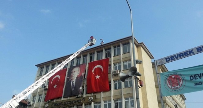 ZONGULDAK’IN DEVREK İLÇESİNDE BİR KİŞİ BELEDİYENİN ÇATISINA ÇIKARAK İNTİHAR ETMEK İSTEDİ. ŞAHSI, DEVREK BELEDİYE BAŞKANI MUSTAFA SEMERCİ İKNA ETTİ. (FİKRİ ERDEM/ZONGULDAK-İHA)