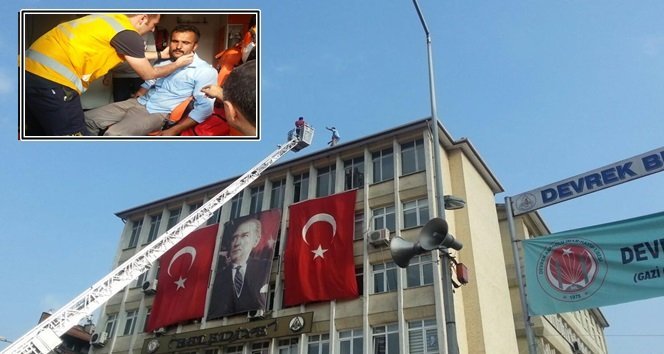 BELEDİYE ÇATISINA ÇIKARAK İNTİHAR ETMEK İSTEDİ