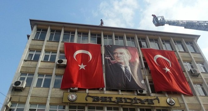 ZONGULDAK’IN DEVREK İLÇESİNDE BİR KİŞİ BELEDİYENİN ÇATISINA ÇIKARAK İNTİHAR ETMEK İSTEDİ. ŞAHSI, DEVREK BELEDİYE BAŞKANI MUSTAFA SEMERCİ İKNA ETTİ. (FİKRİ ERDEM/ZONGULDAK-İHA)