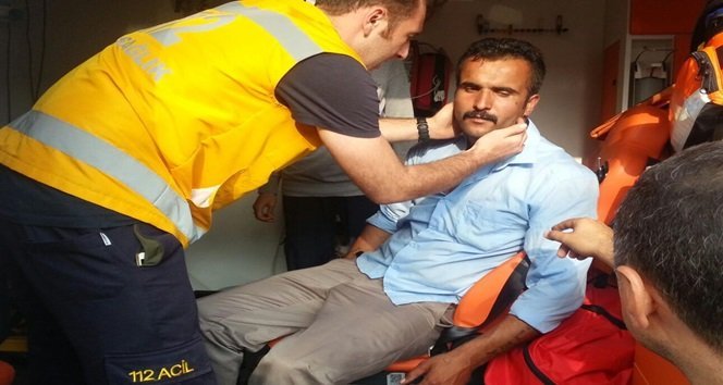 ZONGULDAK’IN DEVREK İLÇESİNDE BİR KİŞİ BELEDİYENİN ÇATISINA ÇIKARAK İNTİHAR ETMEK İSTEDİ. ŞAHSI, DEVREK BELEDİYE BAŞKANI MUSTAFA SEMERCİ İKNA ETTİ. (FİKRİ ERDEM/ZONGULDAK-İHA)