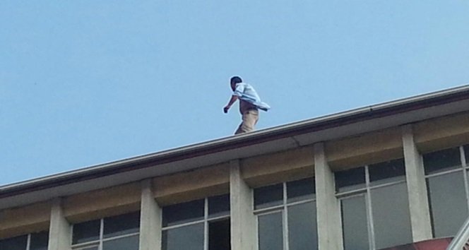 ZONGULDAK’IN DEVREK İLÇESİNDE BİR KİŞİ BELEDİYENİN ÇATISINA ÇIKARAK İNTİHAR ETMEK İSTEDİ. ŞAHSI, DEVREK BELEDİYE BAŞKANI MUSTAFA SEMERCİ İKNA ETTİ. (FİKRİ ERDEM/ZONGULDAK-İHA)