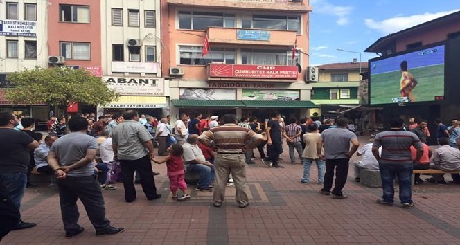 ÇAYCUMA’DA KÖMÜRSPOR MAÇINI DEV EKRANDA İZLEDİLER