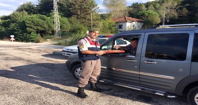 JANDARMA TRAFİKTEN SÜRÜCÜLERE BAYRAM ÇİKOLATASI