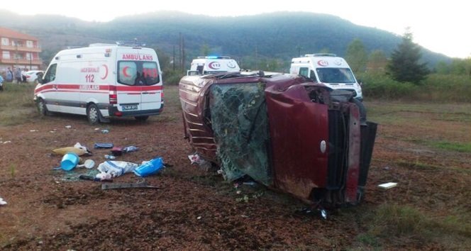 OTOMOBİL TARLAYA UÇTU: 1 ÖLÜ, 4 YARALI