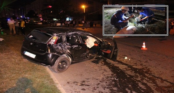 KARŞI ŞERİDE GEÇEN OTOMOBİLDEKİ YARALILAR KAÇTI