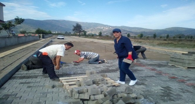 BAŞKAN GÜNEŞ BİR İŞÇİ GİBİ PARKE TAŞI TAŞIYARAK ÇALIŞMALARA KATILDI