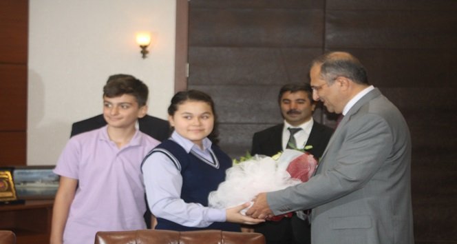 VALİ KABAN ZİYARETİNE GELEN ÖĞRENCİLERE TAVSİYELERDE BULUNDU