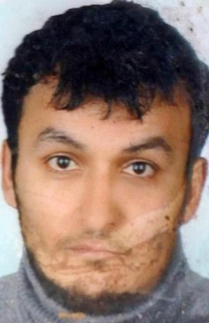 İŞSİZ GENÇ KÖY KONAĞINDA KENDİNİ ASTI