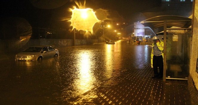 ZONGULDAK’TA ŞİDDETLİ YAĞIŞ SEBEBİYLE ARAÇLAR SUYA GÖMÜLDÜ