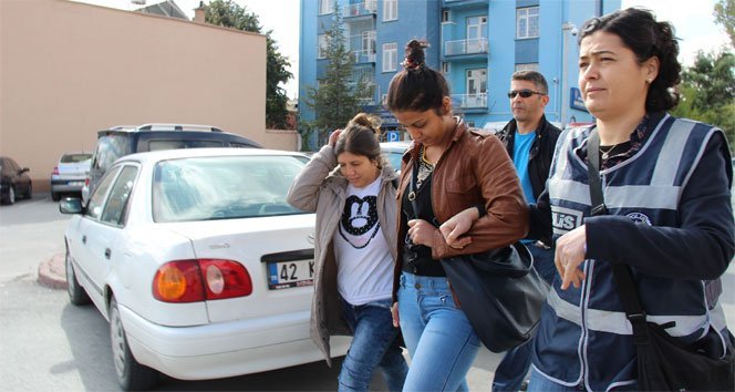Evlerin kapılarını tokayla açan kadın hırsızlar yakalandı
