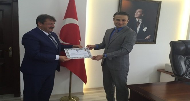 KAYMAKAM BİLGİN BAŞARILI MÜDÜRE BELGE VERDİ
