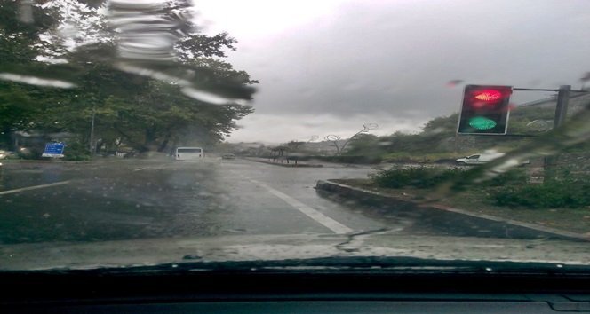 AYNI ANDA KIRMIZI İLE YEŞİL YANAN TRAFİK LAMBASI SÜRÜCÜLERİ ŞAŞIRTTI