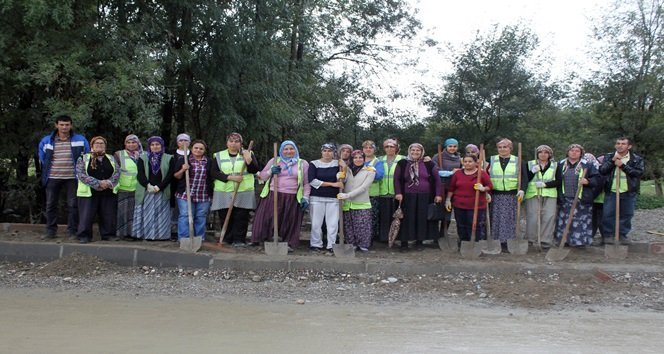 ZONGULDAK'IN ÇAYCUMA İLÇESİNE BAĞLI NEBİOĞLU BELDESİNDE ALT YAPI ÇALIŞMALARINDA YER ALAN EKİBİN YARISI KADINLARDAN OLUŞUYOR. (EMRAH YILDIZ - ERCAN KARAKUŞ/ZONGULDAK-İHA)