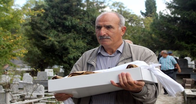 ZONGULDAK’TA 2 KİŞİNİN ÖLDÜĞÜ, 8 KİŞİNİN YARALANDIĞI TRAFİK KAZASINDA HAYATINI KAYBEDEN 1 AYLIK İKİZ BEBEK DOĞA AYDIN, SON YOLCULUĞUNA UĞURLANDI. ÖLEN BEBEĞİN BABASININ ENİŞTESİ NURİ GENÇ, EN AĞIR YÜKÜ KOLLARINDA TAŞIDI. (MURAT KÜÇÜK - UFUK DURAK/ZONGULDAK-İHA)