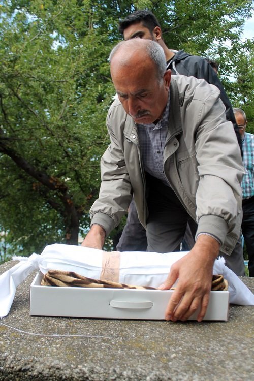 ZONGULDAK’TA 2 KİŞİNİN ÖLDÜĞÜ, 8 KİŞİNİN YARALANDIĞI TRAFİK KAZASINDA HAYATINI KAYBEDEN 1 AYLIK İKİZ BEBEK DOĞA AYDIN, SON YOLCULUĞUNA UĞURLANDI. ÖLEN BEBEĞİN BABASININ ENİŞTESİ NURİ GENÇ, EN AĞIR YÜKÜ KOLLARINDA TAŞIDI. (MURAT KÜÇÜK - UFUK DURAK/ZONGULDAK-İHA)