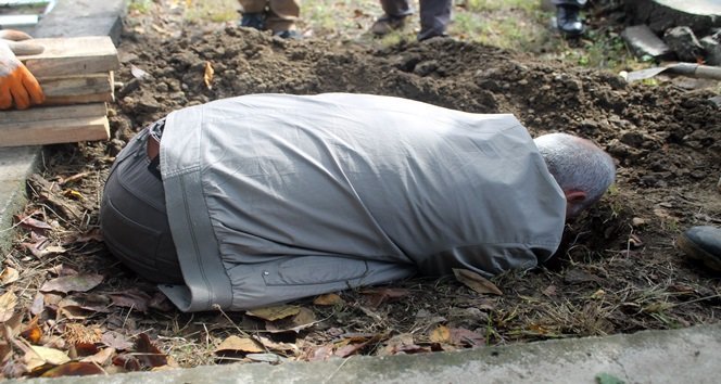 DOĞA AYDIN, KENDİSİ İÇİN KAZILAN KÜÇÜK MEZARA DEFNEDİLDİ. (MURAT KÜÇÜK - UFUK DURAK/ZONGULDAK-İHA)