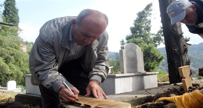 NURİ GENÇ, BEBEĞİN MEZAR TAHTASINA ADINI YAZDI. (MURAT KÜÇÜK - UFUK DURAK/ZONGULDAK-İHA)