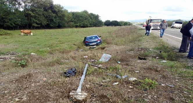 KAFA KAFAYA ÇARPIŞAN ARAÇLARDAN BİRİ ŞARAMPOLE UÇTU. (EMRAH YILDIZ - ERCAN KARAKUŞ/ZONGULDAK-İHA)