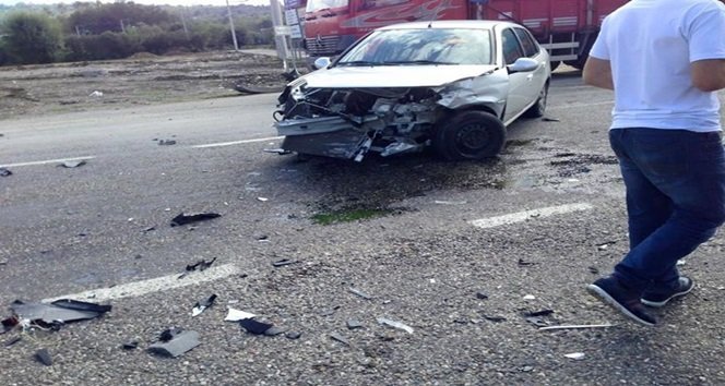 ZONGULDAK'IN ÇAYCUMA İLÇESİNDE MEYDANA GELEN TRAFİK KAZASINDA 2 KİŞİ YARALANDI. (EMRAH YILDIZ - ERCAN KARAKUŞ/ZONGULDAK-İHA)