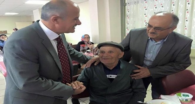 DÜNYA YAŞLILAR GÜNÜNDE HUZUR EVİNİ ZİYARET EDEM KAZANCI YAŞLILARLA SOHBET ETTİ (SERTAÇ ÖZDEMİR/ZONGULDAK-İHA)