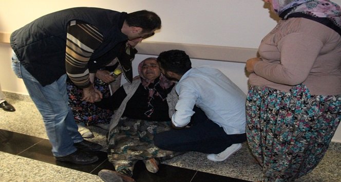 MADEN OCAĞINDAKİ GÖÇÜKTE OĞLUNU KAYBEDEN ANNE AYŞE SEYHAN ACIYA DAYANAMAYARAK YERE YIĞILDI. (VEDAT KILIÇ/ZONGULDAK-İHA)