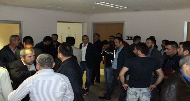 GÖÇÜK ALTINDA ÇIKARTILARAK HASTANEYE KALDIRILAN ERKAN SEYHAN'IN ARKADAŞLARI KORİDORDA ENDİŞELİ ŞEKİLDE BEKLEDİ. (VEDAT KILIÇ/ZONGULDAK-İHA)