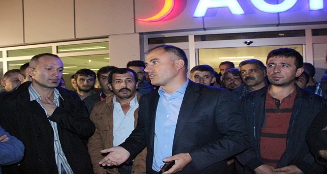 ERKAN SEYHAN'IN ÖLÜM HABERİNİ AİLESİ VE MADENCİLERE GMİS GENEL BAŞKAN YARDIMSISI İSA MUTLU VERDİ. (VEDAT KILIÇ/ZONGULDAK-İHA)