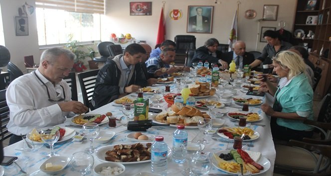 ÖZBAKIR GAZETECİLERLE BİR ARAYA GELDİ