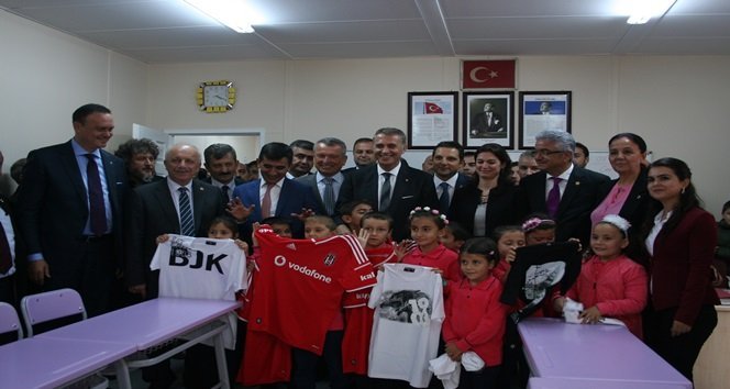 FİKRET ORMAN ÖĞRENCİLERE FORMA DAĞITTI. (EMRAH YILDIZ - ERCAN KARAKUŞ/ZONGULDAK-İHA)
