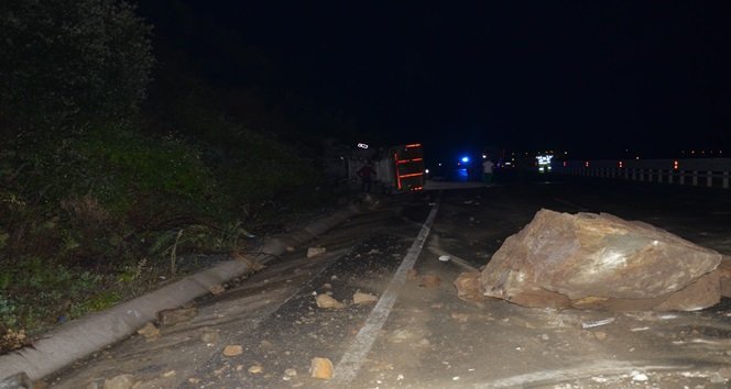ZONGULDAK'IN ALAPLI İLÇESİNDE YAMAÇTAN DÜŞEN KAYA PARÇASINA ÇARPAN TIR DEVRİLDİ. (ERTUĞRUL YÜKSEL/ZONGULDAK-İHA)