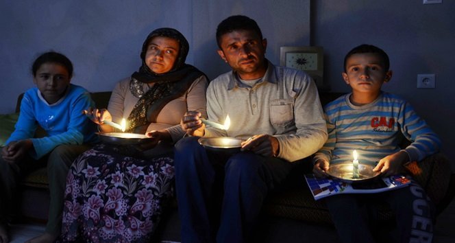 ÇAM AİLESİ 1 AYDIR KARANLIKTA YAŞIYOR