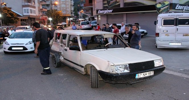 KAVŞAKTA OTOMOBİLLE KAMYON ÇARPIŞTI: 1 YARALI