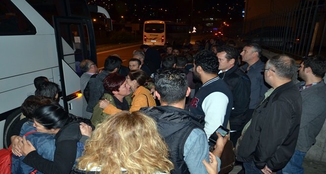 TERÖR SALDIRISININ YAŞANDIĞI MİTİNG ALANINDAN DÖNENLERİ SLOGANLARLA KARŞILADILAR