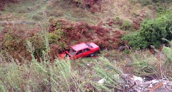 ZONGULDAK'IN GÖBÜ KÖYÜNDE MEYDANA GELEN TRAFİK KAZASINDA BİR OTOMOBİL UÇURUMA YUVARLANDI. AFAD EKİPLERİNİN MÜDAHALE ETTİĞİ KAZADA 2'Sİ AĞIR 3 KİŞİ YARALANDI. (EMRAH YILDIZ/ZONGULDAK-İHA)