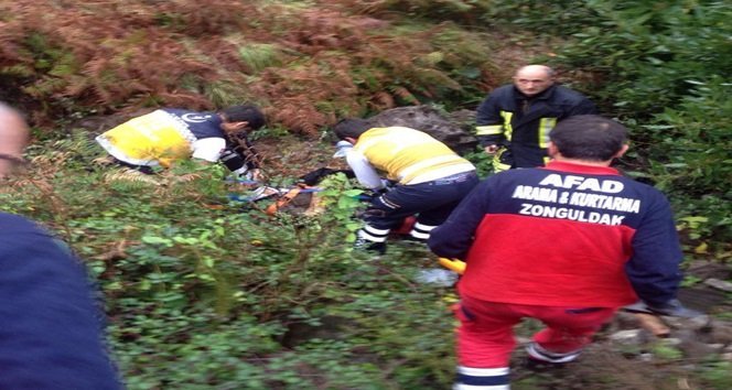 AFAD EKİPLERİ UÇURUMDAN METRELERCE AŞAĞIYA İNEREK YARALILARI YUKARIYA ÇIKARDI. ŞAHISLARA İLK MÜDAHALE OLAY YERİNDE YAPILDIKTAN SONRA YARALILAR ZONGULDAK ATATÜRK DEVLET HASTANESİNE KALDIRILDI. (EMRAH YILDIZ/ZONGULDAK-İHA)