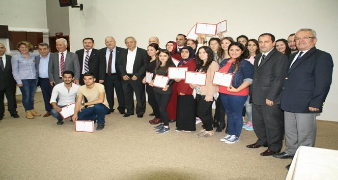 DEVREK’TE “ BİR USTA BİN USTA”NIN KURSİYERLERİ SERTİFİKALARINI ALMANIN MUTLULUĞUNU YAŞADILAR