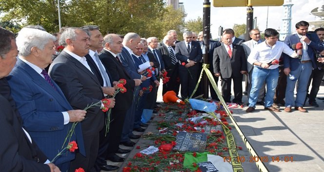 TÜRK-İŞ, KARANFİL BIRAKTI