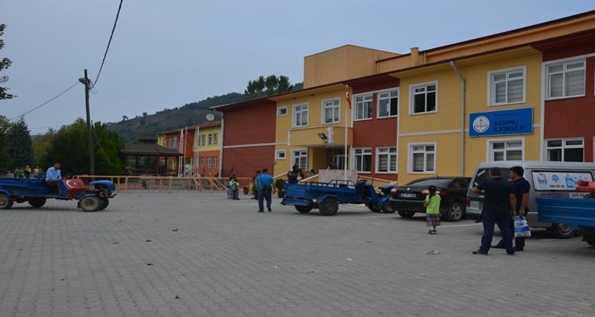 İLK VE ORTAOKUL ÖĞRENCİLERİN TAŞIMA SORUNU ÇÖZÜLDÜ