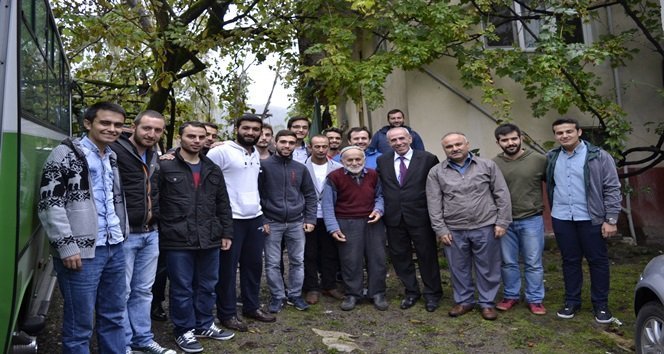 81 YAŞINDAKİ BEKİR DEDEYE ÖĞRENCİLERDEN YARDIM