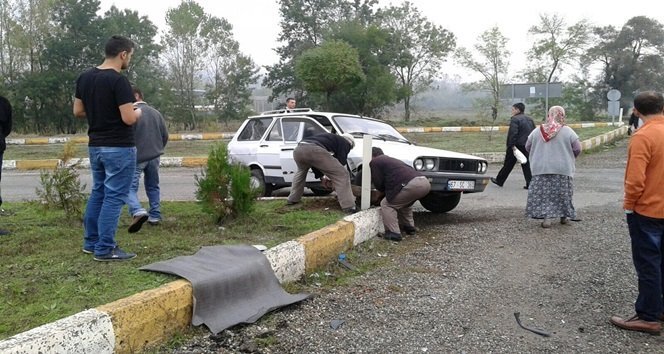 ZONGULDAK’IN ÇAYCUMA İLÇESİNE BAĞLI PERŞEMBE BELDESİNDE MEYDANA GELEN KAZADA 3 KİŞİ YARALANDI. SIKIŞAN YARALILARI KURTARMAK İÇİN İTFAİYE EKİPLERİ SEFERBER OLDU. (EMRAH YILDIZ - ERCAN KARAKUŞ/ZONGULDAK-İHA)
