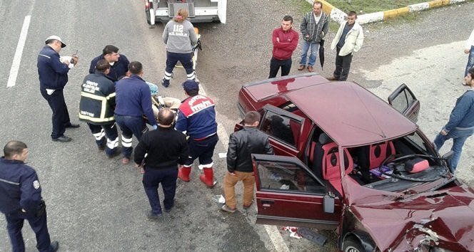 ZONGULDAK’IN ÇAYCUMA İLÇESİNE BAĞLI PERŞEMBE BELDESİNDE MEYDANA GELEN KAZADA 3 KİŞİ YARALANDI. SIKIŞAN YARALILARI KURTARMAK İÇİN İTFAİYE EKİPLERİ SEFERBER OLDU. (EMRAH YILDIZ - ERCAN KARAKUŞ/ZONGULDAK-İHA)