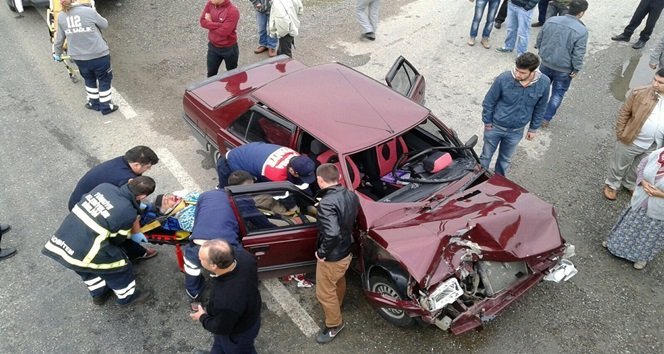 ZONGULDAK’IN ÇAYCUMA İLÇESİNE BAĞLI PERŞEMBE BELDESİNDE MEYDANA GELEN KAZADA 3 KİŞİ YARALANDI. SIKIŞAN YARALILARI KURTARMAK İÇİN İTFAİYE EKİPLERİ SEFERBER OLDU. (EMRAH YILDIZ - ERCAN KARAKUŞ/ZONGULDAK-İHA)