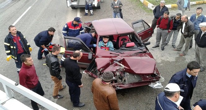 ZONGULDAK’IN ÇAYCUMA İLÇESİNE BAĞLI PERŞEMBE BELDESİNDE MEYDANA GELEN KAZADA 3 KİŞİ YARALANDI. SIKIŞAN YARALILARI KURTARMAK İÇİN İTFAİYE EKİPLERİ SEFERBER OLDU. (EMRAH YILDIZ - ERCAN KARAKUŞ/ZONGULDAK-İHA)