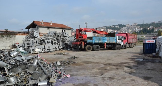 ZONGULDAK’IN ALAPLI İLÇESİNDE ALACAK-VERECEK MESELESİ YÜZÜNDEN ÇIKTIĞI İDDİA EDİLEN SİLAHLI KAVGADA 1 KİŞİ YARALANDI. OLAY, SABAH SAATLERİNDE KARŞIYAKA MAHALLESİ'NDEKİ BİR HURDACI DÜKKANININ ÖNÜNDE MEYDANA GELDİ. (ERTUĞRUL YÜKSEL/ZONGULDAK-İHA)